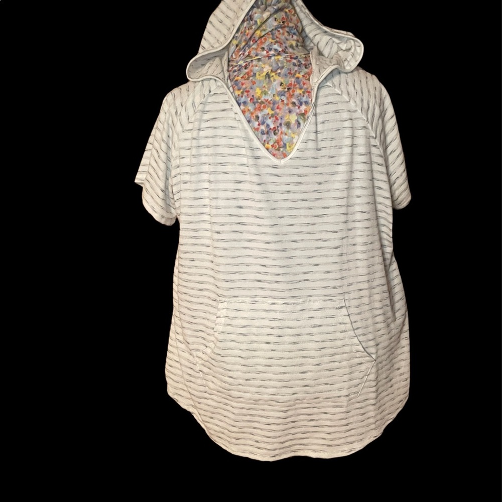 Lane Bryant Livi kangaroo pocket top w/hood 26